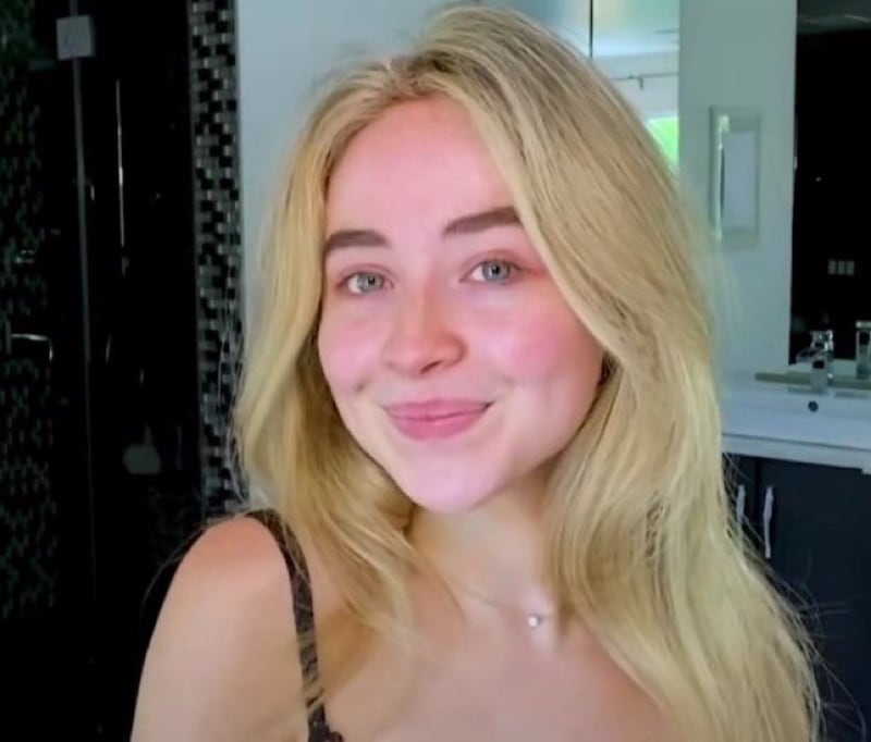 Sabrina Carpenter sin maquillaje.