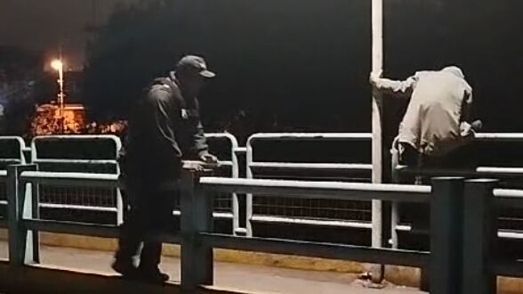 Policía evitó que un hombre se lance de un puente en el sur de Quito