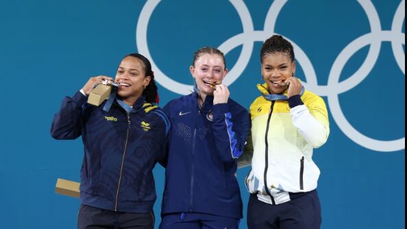 Angie Palacios junto a Olivia Reeves (EE.UU.) y Mari Sánchez (Colombia)