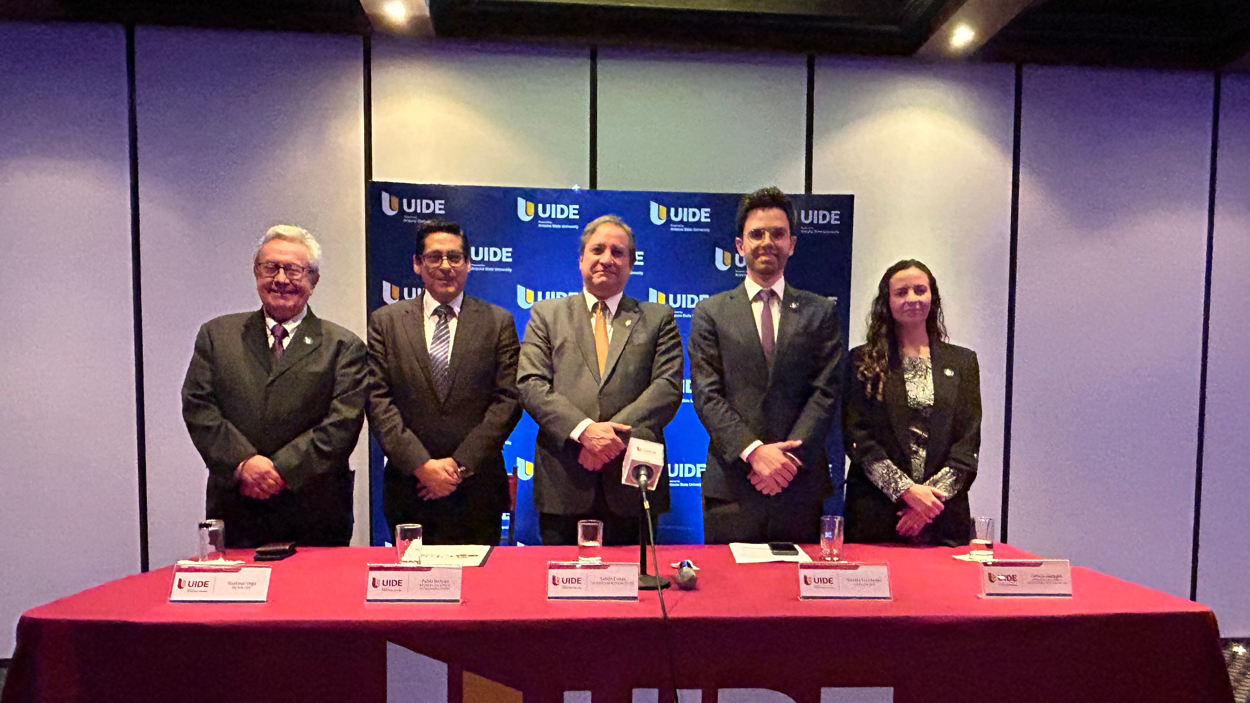 Autoridades de la Universidad Internacional del Ecuador y del Consejo de Educación Superior informando sobre la obtención de la Certificación Internacional ANECA