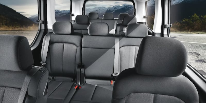 Hyundai STARIA apuesta por un diseño futurista que combina elegancia y presencia en cada detalle.