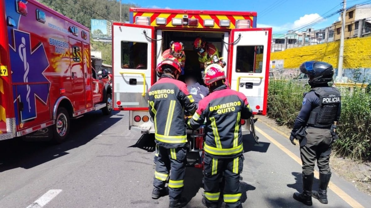 Cinco personas resultaron heridas tras choque entre dos vehículos en la Av. Velasco Ibarra, centro de Quito - Fuente: bomberos Quito