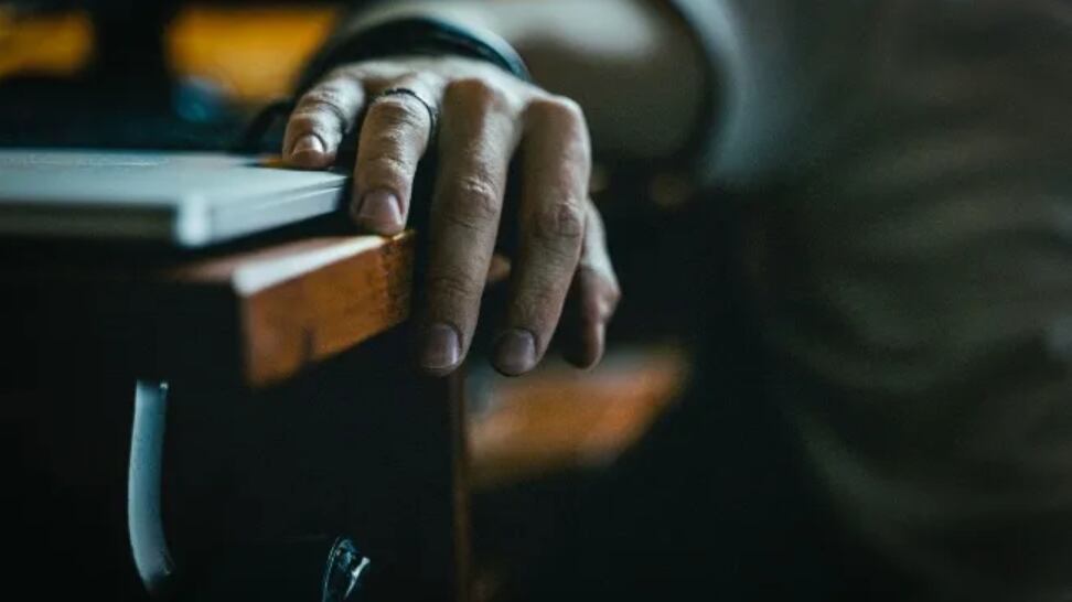 Exdirector de una escuela recibe doble sentencia por violación