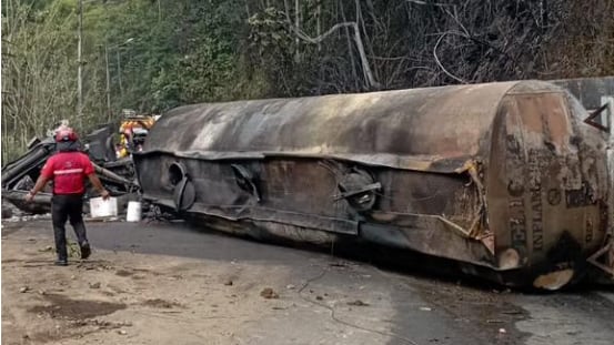 Un fallecido tras incendio y volcamiento de un tanquero en San Miguel de Los Bancos