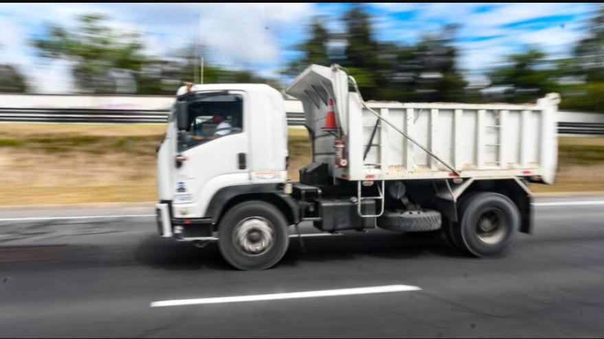 Transporte pesado que circule por la Simón Bolívar y la Ruta Viva deberá tener salvoconducto desde el 1 de enero de 2026