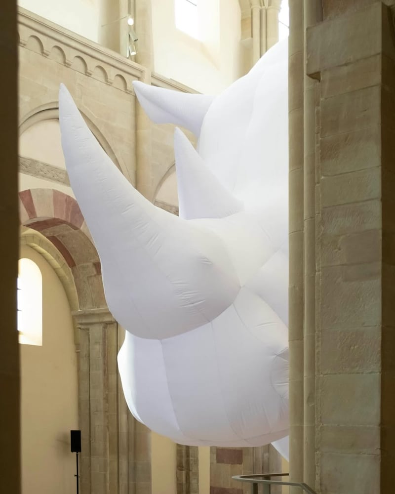 Un colosal rinoceronte inflable del artista Itamar Gov domina ahora la nave central del Kunstmuseum Magdeburg en Alemania, un museo ubicado en una antigua iglesia monástica románica. Foto: Itamar Gov.