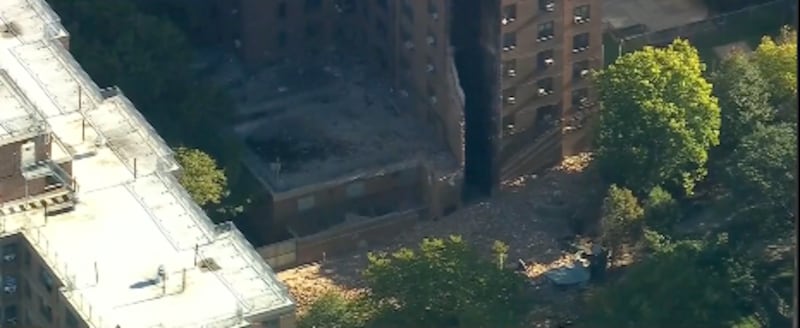 Bomberos y personal de emergencia trabajan en el lugar tras la explosión que provocó el colapso parcial de un edificio en el Bronx.