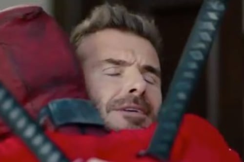 Deadpool lo vuelve a hacer: El antihéroe de Marvel se disculpa con David Beckham y se burla de los “Avengers”