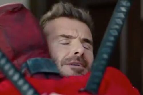 Deadpool lo vuelve a hacer: El antihéroe de Marvel se disculpa con David Beckham y se burla de los “Avengers”