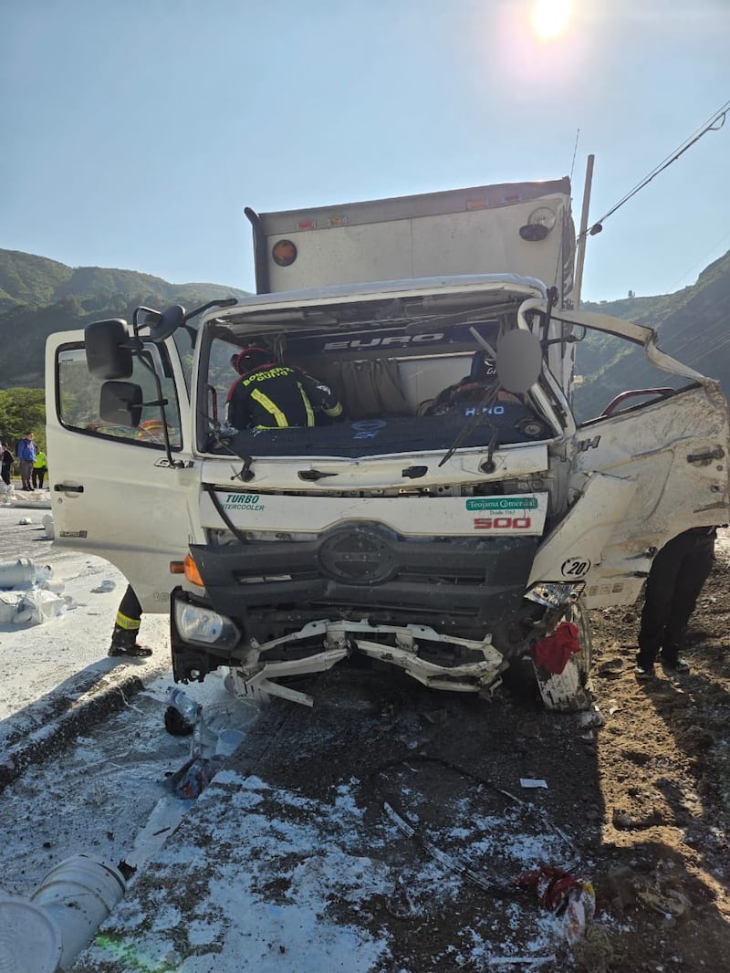 Así quedó camión tras accidente en la Panamericana Norte. Foto: Bomberos Quito
