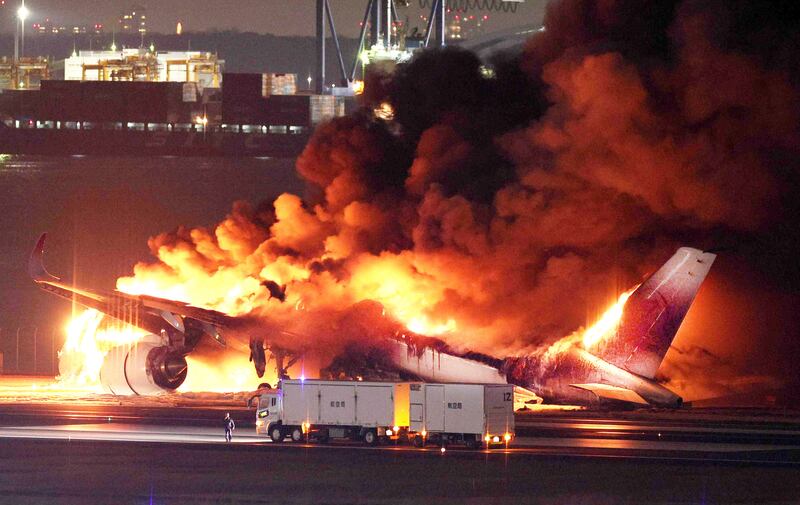 Avión que se incendió en la pista del aeropuerto en Tokio