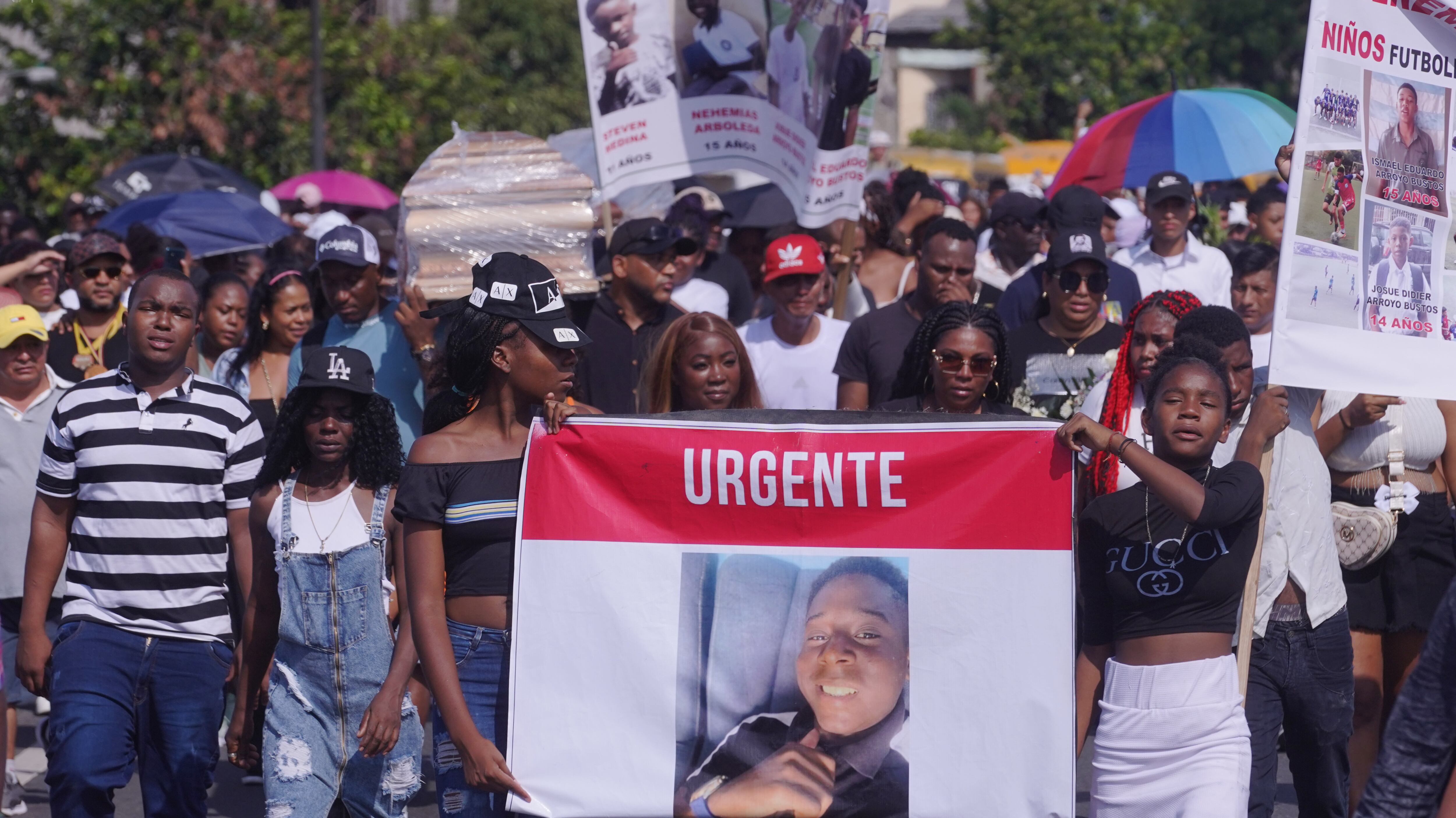 Los restos de los 4 menores que fueron desaparecidos, son llevados en hombros por familiares desde el sector de Las Malvinas, al sur de Guayaquil, hasta Cementerio Angel Maria Canals, en el suburbio de Guayaquil.