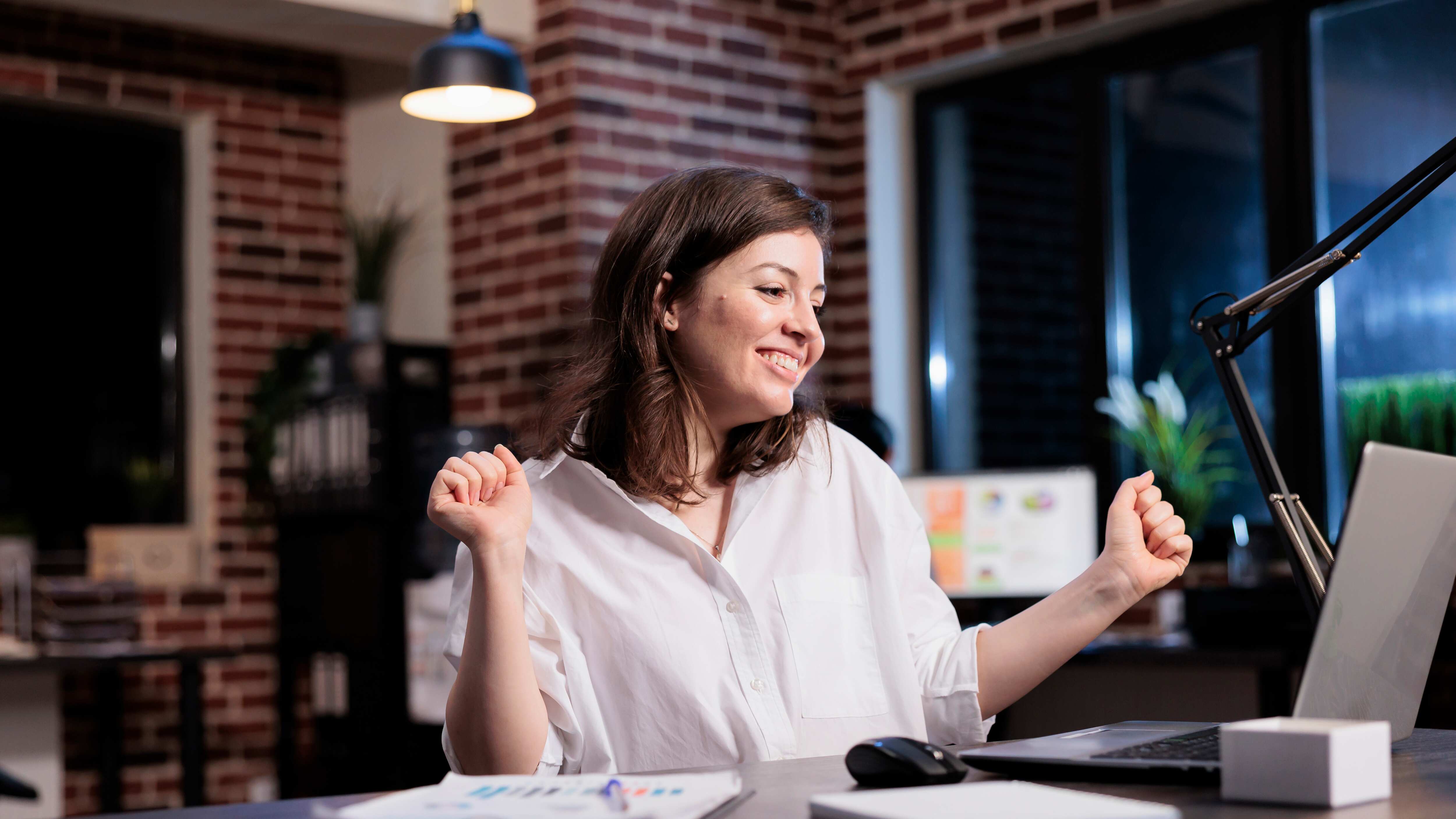 Mujer que tiene el éxito profesional