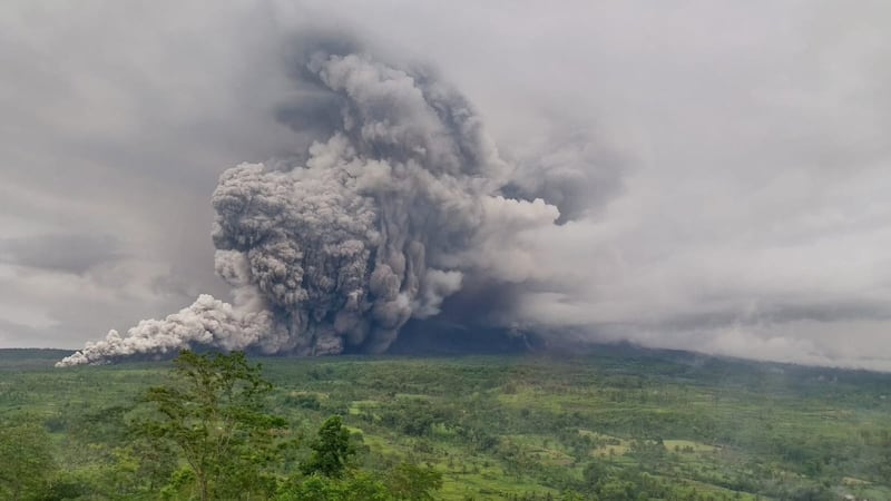 Nube de ceniza del Semeru cubre aldeas cercanas tras la explosión masiva.