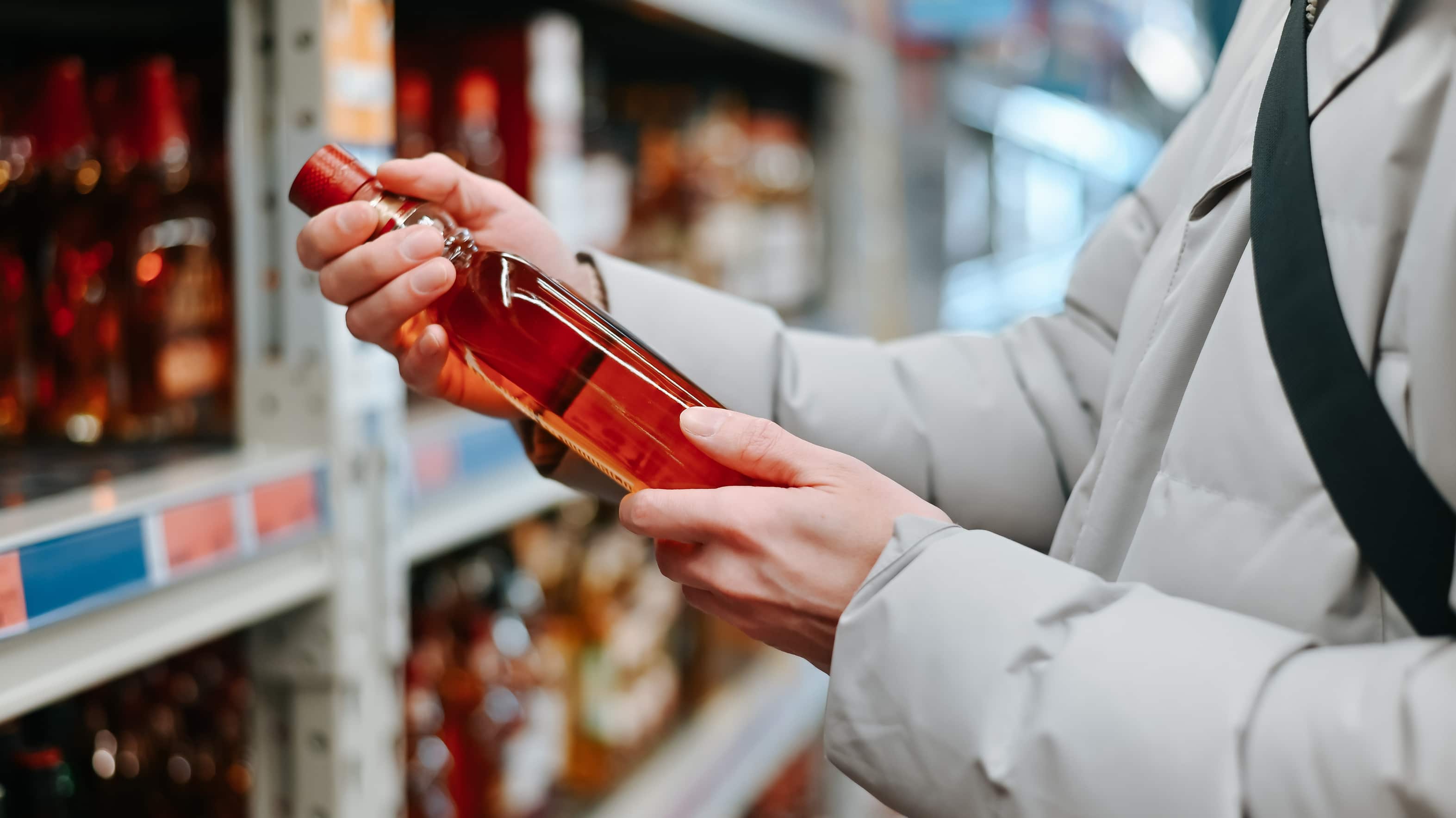 Imagen de un anaquel con bebidas alcohólicas