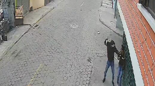 VIDEO: con cuchillo en mano, sujeto robó el celular a un joven en el norte de Quito