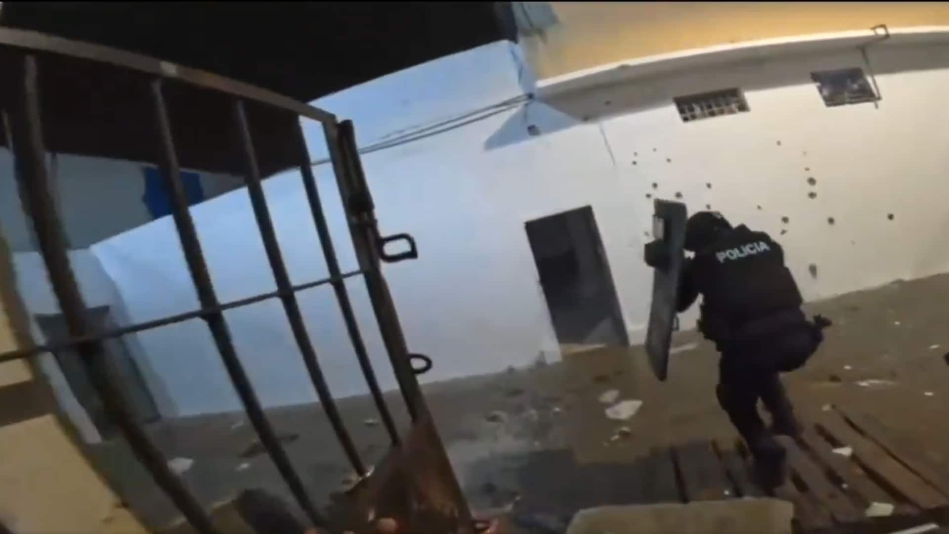 Impactante video de cómo la Policía intervino la cárcel de Machala tras enfrentamiento entre Los Lobos y Sao Box