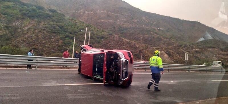 Volcamiento de un camión y una camioneta en Guayllabamba