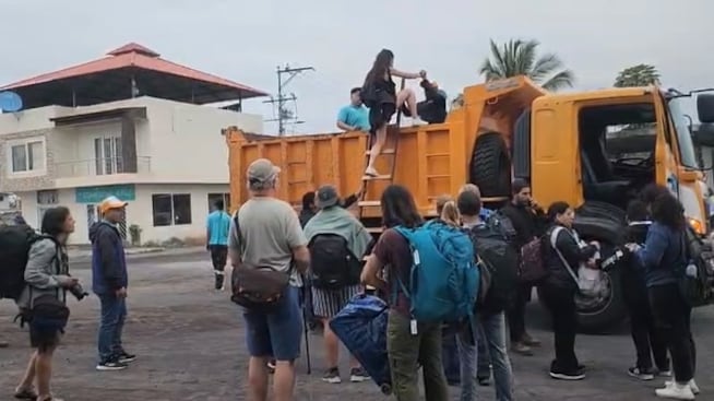 Evacúan en volquetas en isla Isabela de Galápagos