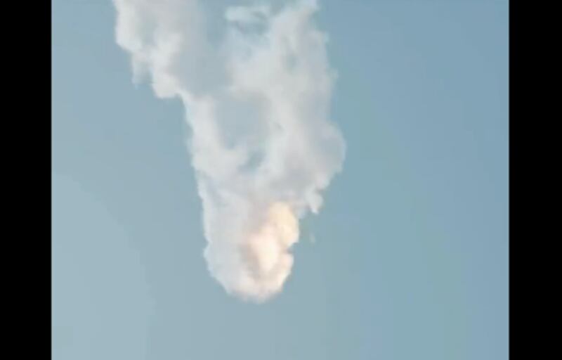 Por lo menos era solo una prueba y no había tripulantes en su interior, sino se estaría hablando de una verdadera tragedia. Lo cierto es que la primera evaluación del cohete Starshio de SpaceX no llegó a puerto y terminó en una explosión, consignó CNNChile.
“Como si la prueba de vuelo no fuera lo suficientemente emocionante, Starship experimentó un rápido desmontaje no programado antes de la etapa de separación”. El cohete no estaba tripulado al momento de la explosión]”, informó la compañía en un Twitter.
Elon Musk, en tanto, señaló que esta era una de las posibilidades anticipadas.
A pesar de dicha explosión, se pudo ver en la transmisión al equipo de SpaceX celebrando, así también en su cuenta de Twitter, donde expresaron: “Con una prueba como esta, el éxito proviene de lo que aprendemos, y la prueba de hoy nos ayudará a mejorar la confiabilidad de Starship mientras SpaceX busca hacer que la vida sea multiplanetaria”.
“¡Felicitaciones a todo el equipo de SpaceX por una emocionante primera prueba de vuelo integrada de Starship!”, añadieron.