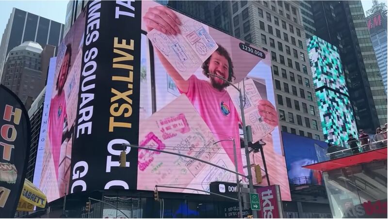Anuncios de Luisito Comunica en Times Square
