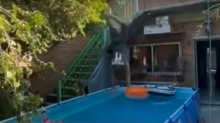 VIDEO: Hombre termina inconsciente tras lanzarse desde un segundo piso a una piscina - Fuente: Video de X
