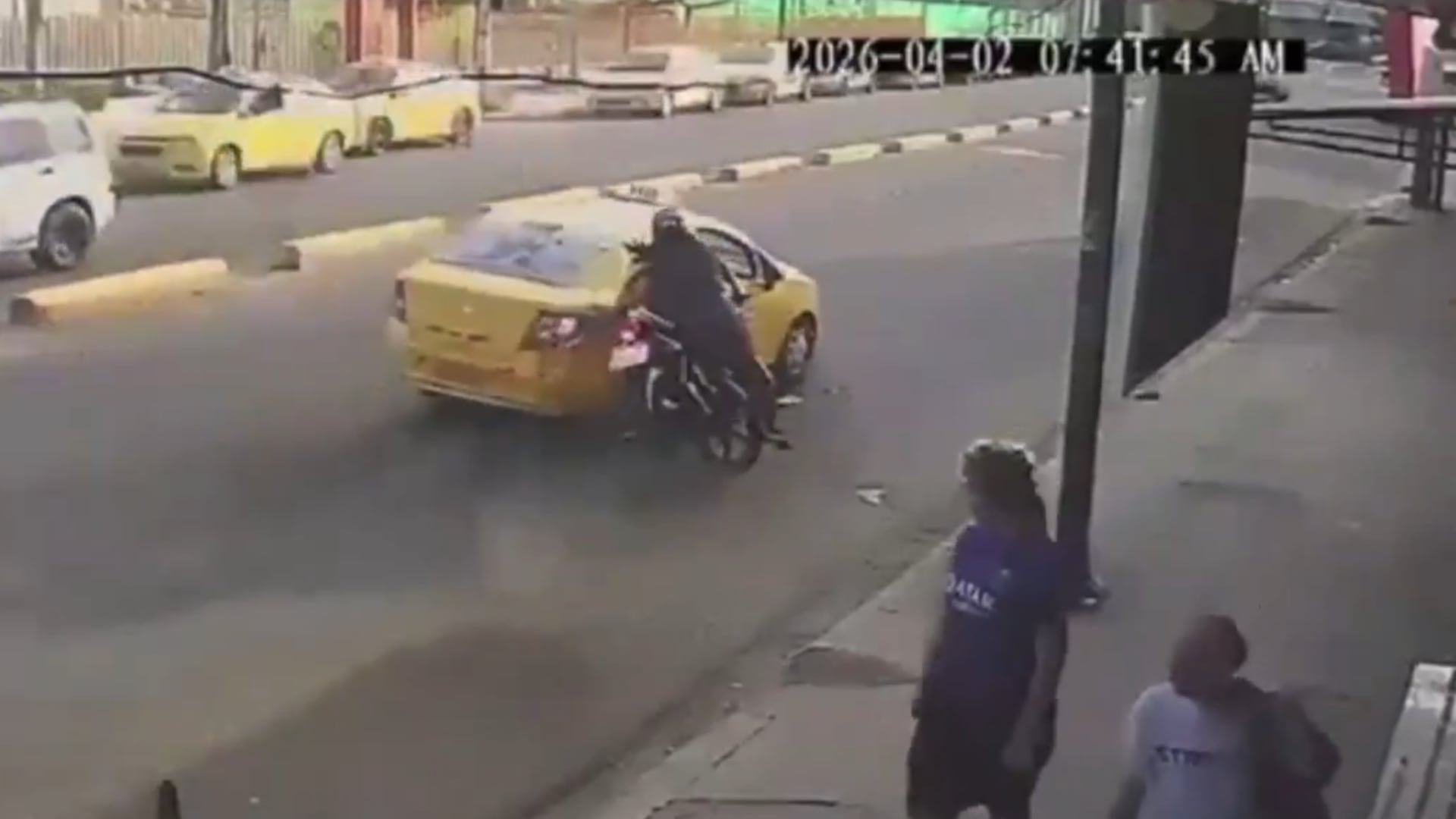 Impactante video captó el momento en que pareja sale despedida tras chocar contra un taxi en Portoviejo