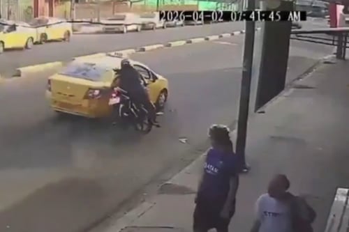 Impactante video captó el momento en que pareja sale despedida tras chocar contra un taxi en Portoviejo