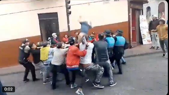 lanzó una persUna persona cayó del techo de una vivienda