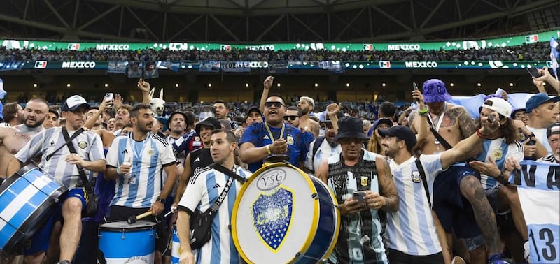 La afición argentina fue una de las más bulliciosas y numerosas en el Mundial 2022 en el Medio Oriente.