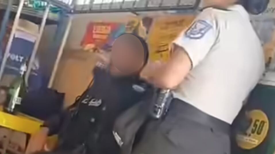 Captan a policías bebiendo mientras portaban el uniforme en el sur de Quito