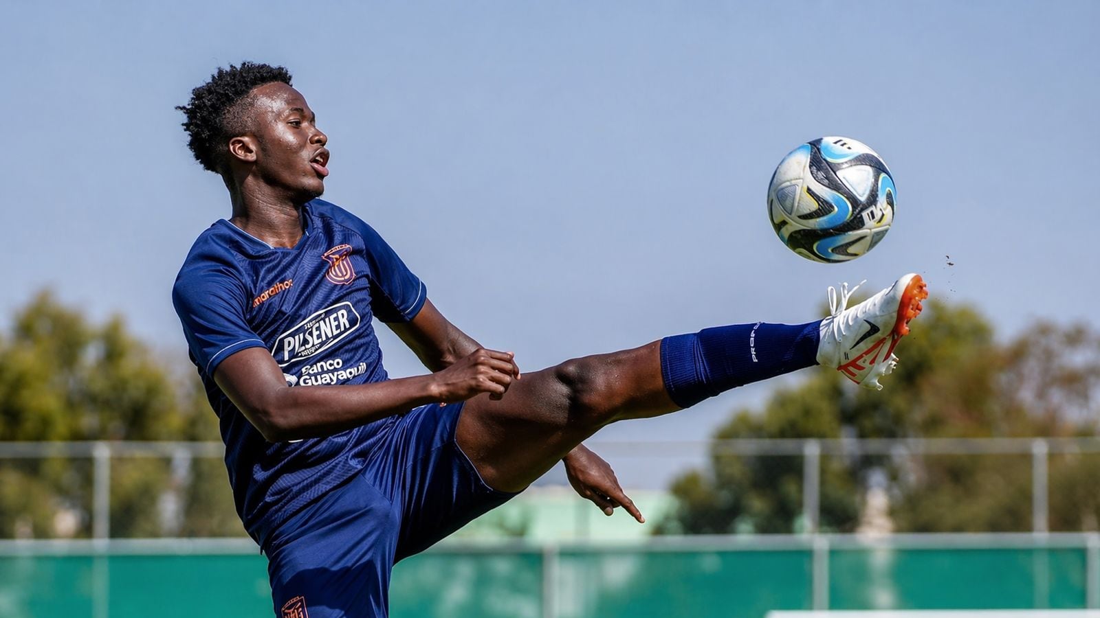 Con una imponente estatura de 1.85 m, Eduardo Gómez Mina se consolida como el nuevo baluarte del Independiente Juniors.