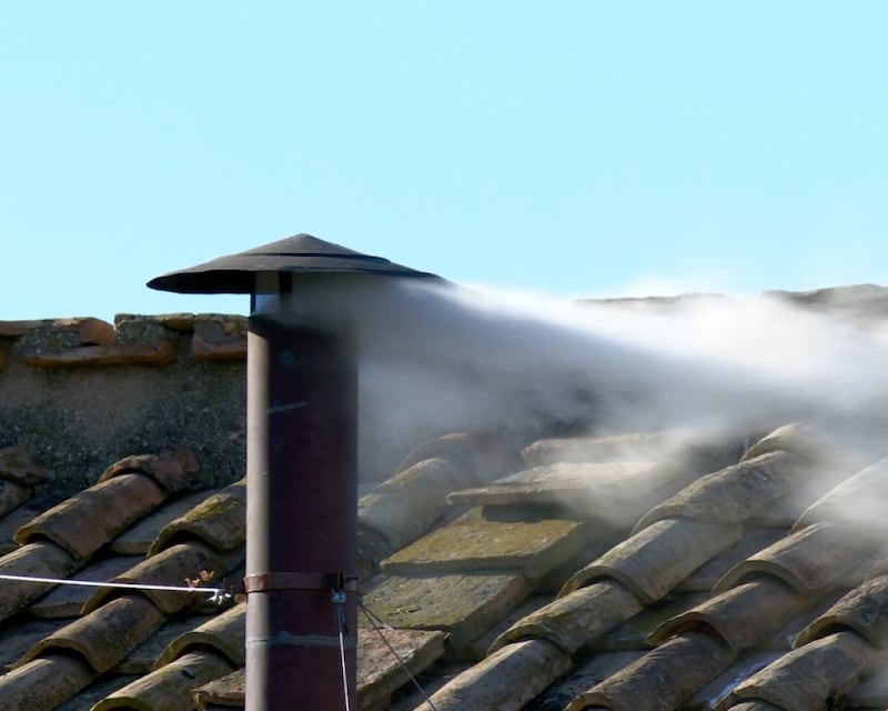 Fumata de humo blanco en el Vaticano.