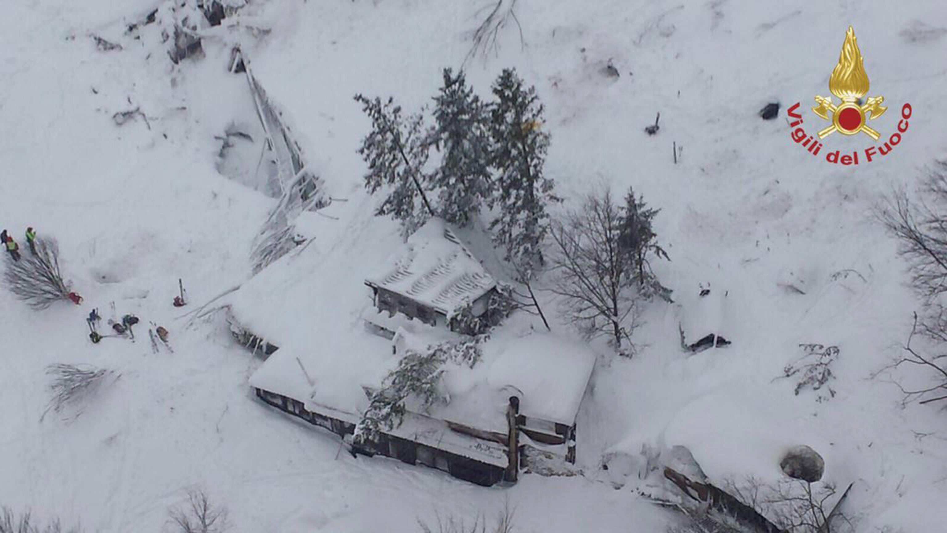 Fotografía aérea facilitada a primera hora de hoy, 19 de enero de 2017, por el departamento de bomberos del hotel Rigopiano, alcanzado por una avalancha previsiblemente producida por alguno de los cuatro terremotos de magnitud superior a los 5 grados registrados en el centro de Italia. Unas 30 personas se encuentran atrapadas en el hotel situado en la localidad de Farindola, en la región de los Abruzos