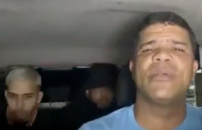 Un taxista en Brasil fingió un infarto en plena carrera para escapar de un asalto. El momento de miedo y su ingeniosa reacción quedaron grabados en video.