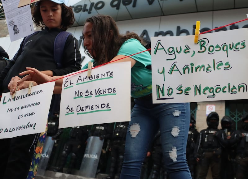 Organizaciones sociales protestan en Quito contra la fusión de ministerios y despidos en el sector público