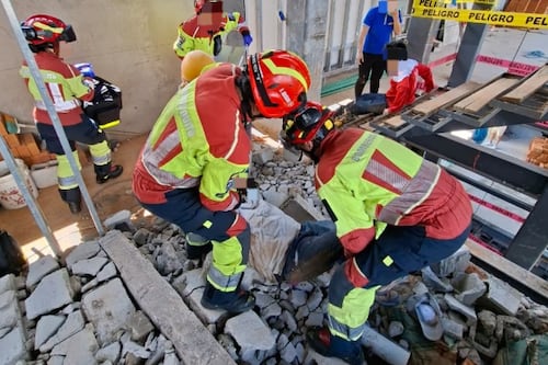 Caída de trabajadores desde un andamio deja un fallecido en el norte de Quito