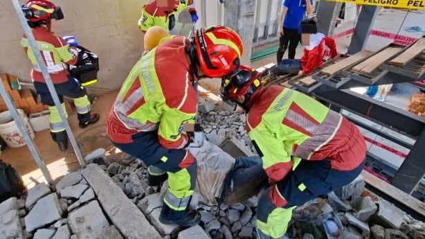 Caída de trabajadores desde un andamio deja un fallecido en el norte de Quito