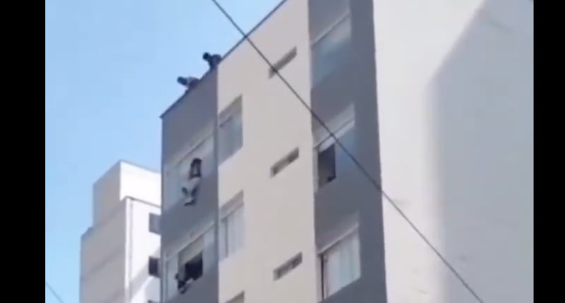 Captan el momento en que joven se lanzó de octavo piso de un edificio en Perú