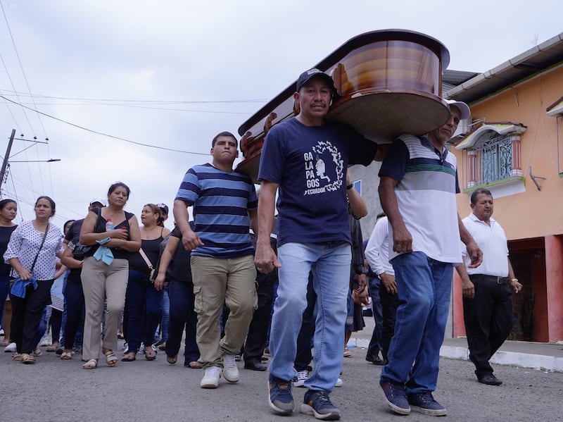 Está tarde, familiares y amigos dieron el último adios a las víctimas de la masacre en un bar del recinto La Guayas, en El Empalme.
Fotos: César Muñoz/API