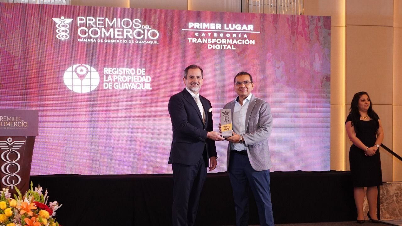 Juan Xavier Sánchez, presidente alterno de la Cámara de Comercio de Guayaquil; y Andrés Mórtola, director Administrativo del Registro de la Propiedad.