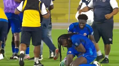 Jugadores de Haití celebran entre lágrimas su histórico pase al Mundial 2026.