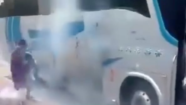 VIDEO: explosión de pirotecnia en bus intercantonal genera evacuación de pasajeros