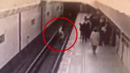 Mujer empuja a una adolescente de 13 años a las vías del metro