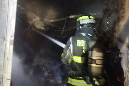 Voraz incendio consumió por completo una carpintería en Zámbiza, noreste de Quito