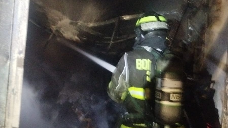 Voraz incendio consumió por completo una carpintería en Zámbiza, noreste de Quito - Fuente: Bomberos Quito