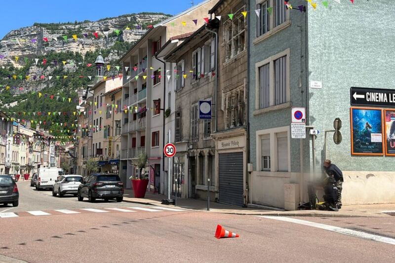 Tiroteo en cafetería de Francia deja un muerto y tres heridos.