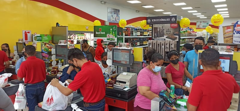 Ciudadanos hacen sus compras en el Mini de la calle 25 y Rosendo Avilés.