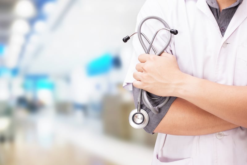 Médica pesquisando sintomas no Google