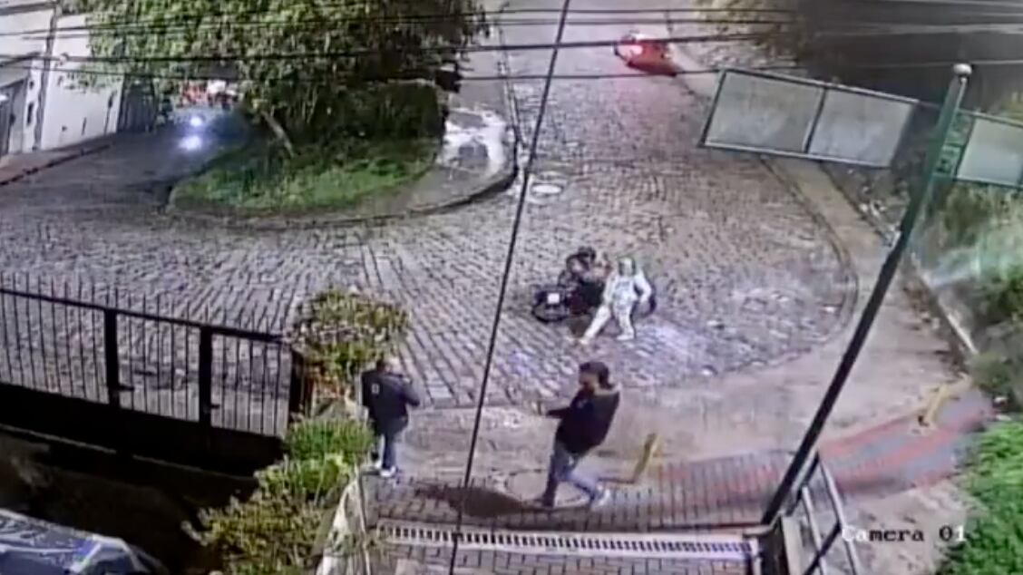 Videos muestran modus operandi de delincuentes tras asaltar a un hombre en Guápulo, Quito